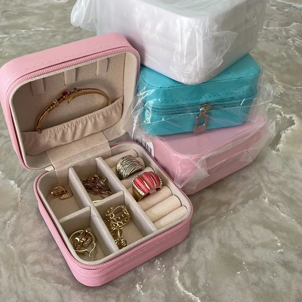 NWT travel jewelry box storage case for rings, earrings, necklaces vegan leather